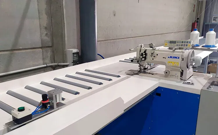Máquina de coser toldos de dos agujas con mesa de rodillos